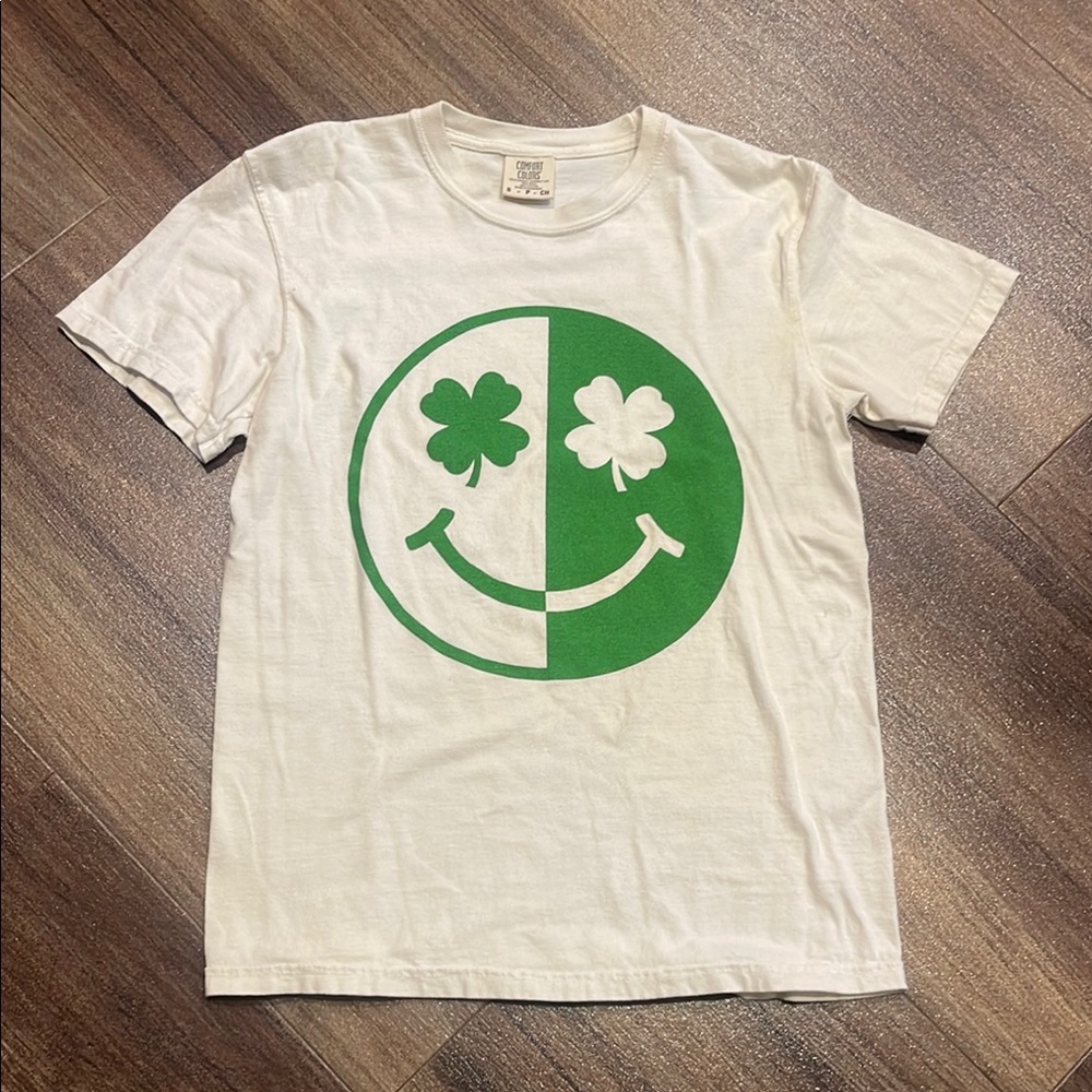Friday+Saturday Smiley Clover T-Shirt